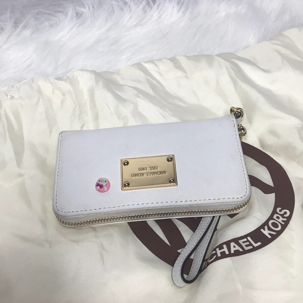 A1) Michael Kors Clutches Wristlet Removable Strap - Picture 5 of 6